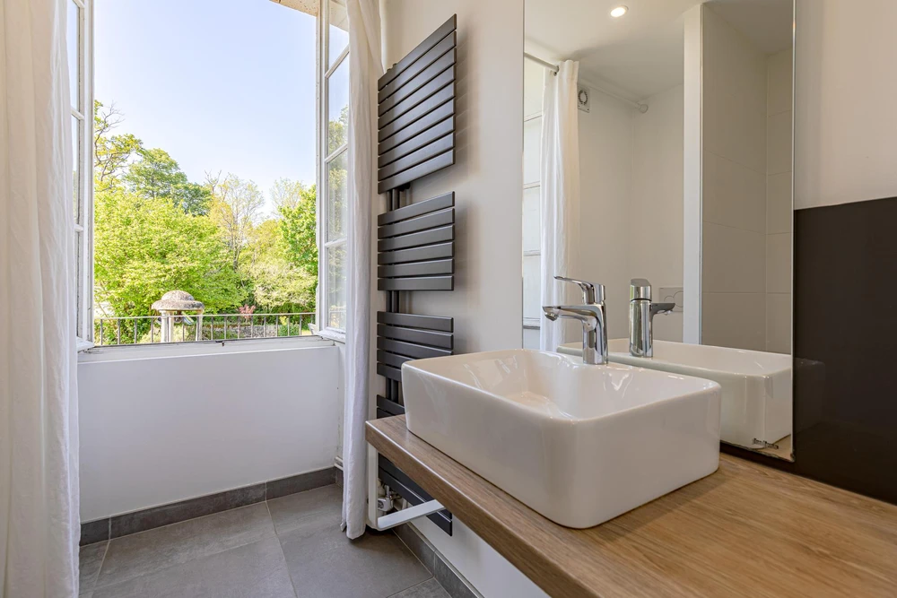 Intérieur domestique où un plombier effectue une réparation sous un évier